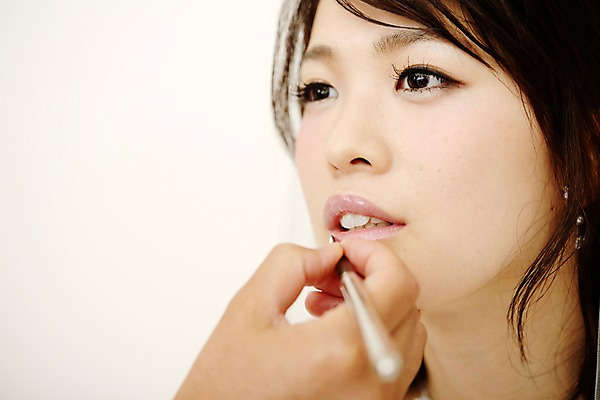 포토 JPG 여자 웨딩드레스 결혼 실내 한명 사람 동양인 성인 화장 붓 일본인 신부화장 여자만 여자한명만 성인여자만 성인만 국내포토 외국인 1 드레스 인종 이벤트 내부 뷰티 파일형식