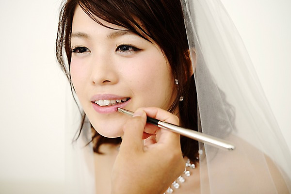 포토 JPG 여자 웨딩드레스 결혼 실내 한명 웃음 사람 동양인 성인 화장 붓 일본인 신부화장 여자만 여자한명만 성인여자만 성인만 국내포토 외국인 1 드레스 표정 인종 이벤트 내부 뷰티 파일형식