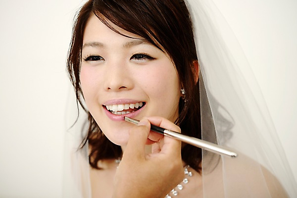 포토 JPG 여자 웨딩드레스 결혼 실내 한명 웃음 사람 동양인 성인 화장 붓 일본인 신부화장 여자만 여자한명만 성인여자만 성인만 국내포토 외국인 1 드레스 표정 인종 이벤트 내부 뷰티 파일형식