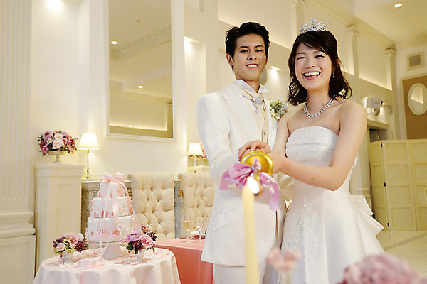 포토 JPG 식물 커플 여자 남자 꽃 음식 결혼 초 촛불 신혼부부 결혼식 실내 서기 웃음 사람 동양인 성인 두명 케이크 일본인 점화 피로연 성인만 국내포토 외국인 부부 관계 모션 디저트 표정 인종 이벤트 내부 신혼 파일형식