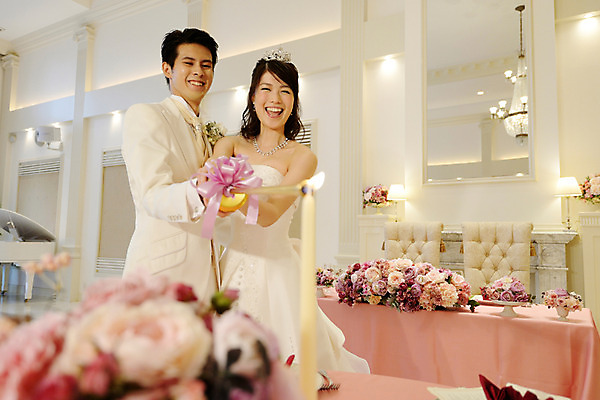 포토 JPG 식물 커플 여자 남자 꽃 결혼 초 촛불 신혼부부 결혼식 실내 서기 웃음 사람 동양인 성인 두명 일본인 점화 피로연 성인만 국내포토 외국인 부부 관계 모션 표정 인종 이벤트 내부 신혼 파일형식