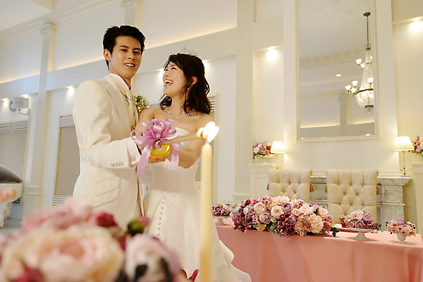 포토 JPG 식물 커플 여자 남자 꽃 결혼 초 촛불 신혼부부 결혼식 실내 서기 웃음 사람 동양인 성인 두명 일본인 점화 피로연 성인만 국내포토 외국인 부부 관계 모션 표정 인종 이벤트 내부 신혼 파일형식