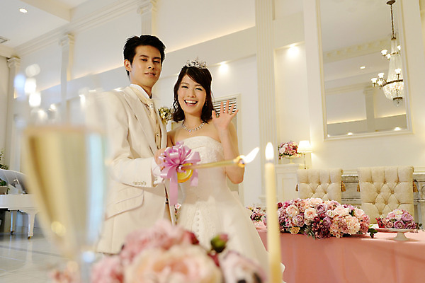 포토 JPG 식물 커플 여자 남자 꽃 결혼 초 촛불 신혼부부 결혼식 실내 서기 웃음 사람 동양인 성인 두명 일본인 점화 피로연 성인만 국내포토 외국인 부부 관계 모션 표정 인종 이벤트 내부 신혼 파일형식