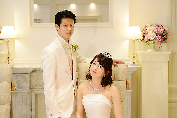 포토 JPG 식물 커플 여자 남자 꽃 결혼 신혼부부 결혼식 실내 서기 웃음 사람 앉기 동양인 성인 두명 일본인 피로연 성인만 국내포토 외국인 부부 관계 모션 표정 인종 이벤트 내부 신혼 파일형식