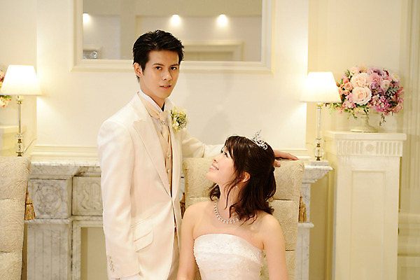 포토 JPG 식물 커플 여자 남자 꽃 결혼 신혼부부 결혼식 실내 서기 웃음 사람 앉기 동양인 성인 두명 일본인 피로연 성인만 국내포토 외국인 부부 관계 모션 표정 인종 이벤트 내부 신혼 파일형식