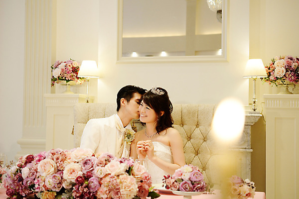 포토 JPG 식물 커플 여자 남자 꽃 결혼 신혼부부 결혼식 키스 실내 웃음 사람 앉기 동양인 성인 두명 일본인 피로연 성인만 국내포토 외국인 부부 관계 모션 표정 인종 이벤트 내부 애정표현 신혼 파일형식