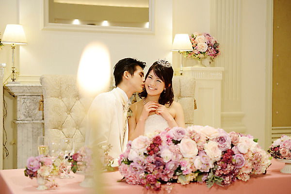 포토 JPG 식물 커플 여자 남자 꽃 결혼 신혼부부 결혼식 키스 실내 웃음 사람 앉기 동양인 성인 두명 샴페인 일본인 샴페인잔 피로연 성인만 국내포토 외국인 부부 술잔 관계 모션 주류 표정 인종 이벤트 내부 애정표현 신혼 파일형식