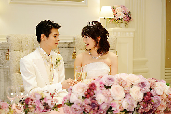 포토 JPG 식물 커플 여자 남자 꽃 결혼 신혼부부 결혼식 실내 웃음 사람 앉기 동양인 성인 두명 샴페인 일본인 건배 샴페인잔 피로연 성인만 국내포토 외국인 부부 술잔 관계 모션 주류 표정 인종 이벤트 내부 신혼 파일형식