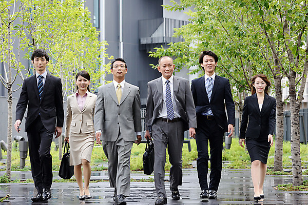 포토 JPG 주간 나무 식물 여자 남자 서류가방 비즈니스 협력 사람 동양인 정장 여러명 성인 야외 걷기 비즈니스맨 비즈니스우먼 일본인 워킹 성인만 국내포토 자연요소 외국인 옷 다수 가방 모션 인종 직장인 파일형식