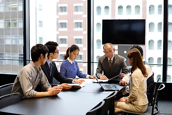 포토 JPG 여자 남자 중년 의자 비즈니스 창문 회의 사람 동양인 정장 빌딩 여러명 성인 노트북 사무실 비즈니스맨 비즈니스우먼 일본인 책상 회의실 리더 문서 열정 중년만 성인만 팀장 국내포토 외국인 옷 감정 가구 다수 인종 건물 전자제품 직장인 파일형식