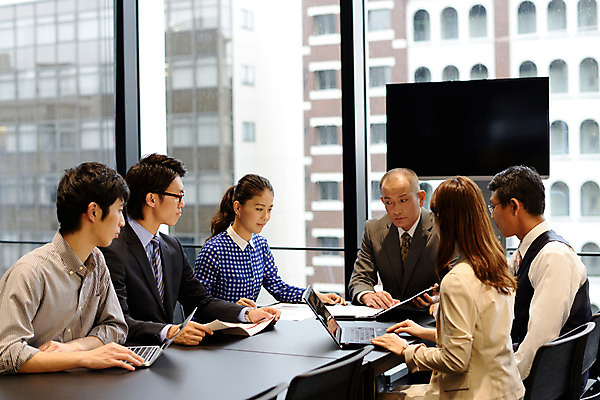 포토 JPG 여자 남자 중년 의자 비즈니스 창문 회의 사람 동양인 정장 빌딩 여러명 성인 노트북 사무실 텔레비전 블라인드 비즈니스맨 비즈니스우먼 일본인 책상 회의실 리더 문서 열정 중년만 성인만 팀장 국내포토 외국인 옷 감정 가구 다수 인종 건물 전자제품 커튼 직장인 파일형식