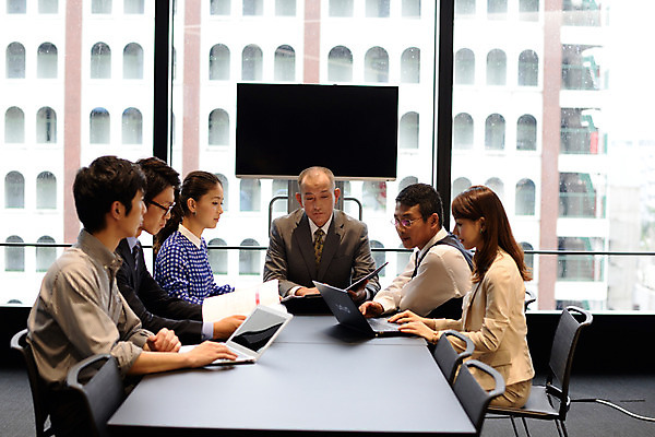 포토 JPG 여자 남자 중년 의자 비즈니스 창문 회의 사람 동양인 정장 빌딩 여러명 성인 노트북 사무실 텔레비전 블라인드 비즈니스맨 비즈니스우먼 일본인 책상 회의실 리더 문서 열정 중년만 성인만 팀장 국내포토 외국인 옷 감정 가구 다수 인종 건물 전자제품 커튼 직장인 파일형식