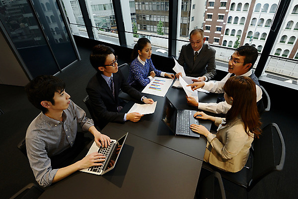 포토 JPG 여자 남자 중년 의자 비즈니스 창문 회의 사람 동양인 정장 빌딩 여러명 성인 노트북 사무실 블라인드 비즈니스맨 비즈니스우먼 일본인 책상 회의실 리더 문서 열정 중년만 성인만 팀장 국내포토 외국인 옷 감정 가구 다수 인종 건물 전자제품 커튼 직장인 파일형식