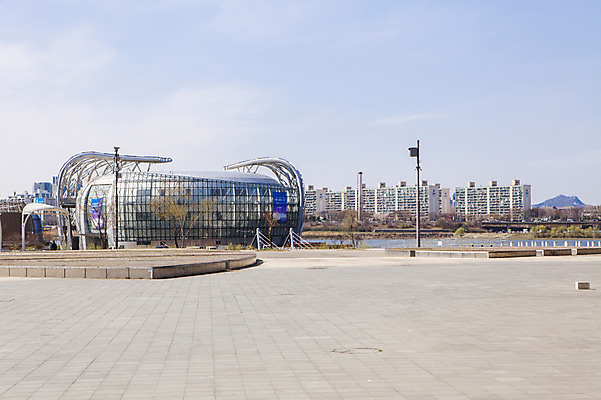 포토 JPG 주간 구름 건축물 하늘 서울 한국 풍경 사람없음 야외 한강 반포대교 세빛섬 국내포토 자연요소 건축 아시아 섬 다리_건축물 랜드마크 파일형식
