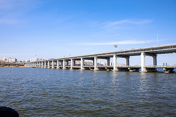 포토 JPG 주간 구름 하늘 서울 한국 풍경 사람없음 야외 강 한강 반포대교 가교 국내포토 자연요소 건축물 아시아 다리_건축물 랜드마크 파일형식