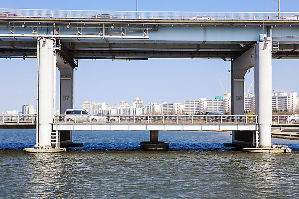 포토 JPG 주간 자동차 서울 한국 한명 풍경 야외 강 한강 반포대교 가교 국내포토 자연요소 1 건축물 아시아 육상교통 사람 다리_건축물 랜드마크 파일형식