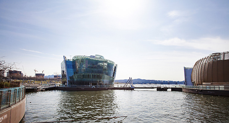 포토 JPG 주간 구름 건축물 하늘 서울 한국 풍경 사람없음 야외 강 햇빛 한강 반포대교 세빛섬 국내포토 자연요소 건축 아시아 섬 태양 다리_건축물 랜드마크 파일형식