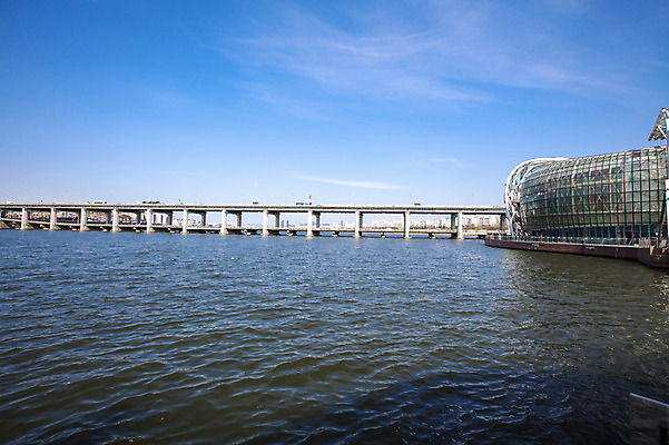 포토 JPG 주간 구름 하늘 서울 한국 풍경 사람없음 야외 강 한강 반포대교 가교 세빛섬 국내포토 자연요소 건축물 아시아 섬 다리_건축물 랜드마크 파일형식