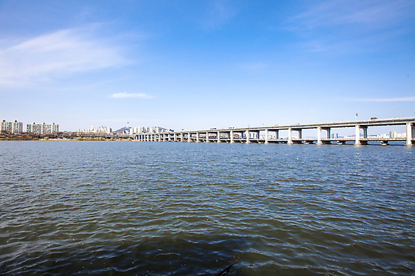 포토 JPG 주간 구름 하늘 서울 한국 풍경 사람없음 야외 강 한강 반포대교 가교 국내포토 자연요소 건축물 아시아 다리_건축물 랜드마크 파일형식