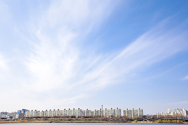 포토 JPG 주간 구름 하늘 아파트 서울 한국 풍경 사람없음 야외 한강 반포대교 국내포토 자연요소 아시아 주택 다리_건축물 랜드마크 파일형식