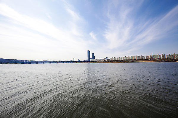 포토 JPG 주간 구름 하늘 서울 한국 풍경 사람없음 야외 건물 강 한강 반포대교 국내포토 자연요소 건축물 아시아 다리_건축물 랜드마크 파일형식