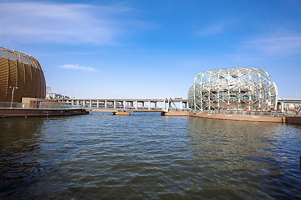 포토 JPG 주간 구름 하늘 서울 한국 풍경 사람없음 야외 강 한강 반포대교 가교 세빛섬 국내포토 자연요소 건축물 아시아 섬 다리_건축물 랜드마크 파일형식