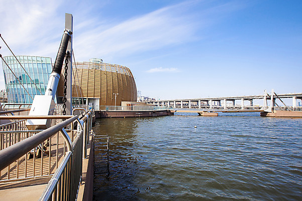 포토 JPG 주간 구름 건축물 하늘 서울 한국 풍경 사람없음 야외 강 한강 반포대교 가교 세빛섬 국내포토 자연요소 건축 아시아 섬 다리_건축물 랜드마크 파일형식