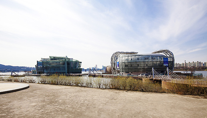 포토 JPG 주간 구름 건축물 하늘 서울 한국 풍경 사람없음 야외 건물 강 한강 반포대교 가교 세빛섬 국내포토 자연요소 건축 아시아 섬 다리_건축물 랜드마크 파일형식