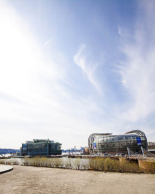 포토 JPG 주간 구름 건축물 하늘 서울 한국 풍경 사람없음 야외 강 한강 반포대교 세빛섬 국내포토 자연요소 건축 아시아 섬 다리_건축물 랜드마크 파일형식