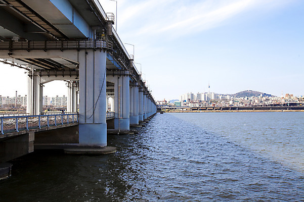 포토 JPG 주간 구름 하늘 서울 한국 풍경 사람없음 야외 한강 반포대교 가교 국내포토 자연요소 건축물 아시아 다리_건축물 랜드마크 파일형식