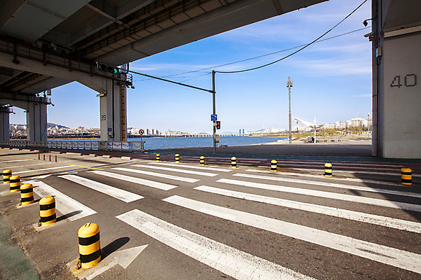 포토 JPG 주간 구름 도로 하늘 서울 한국 풍경 사람없음 야외 횡단보도 한강 반포대교 가교 국내포토 자연요소 건축물 아시아 길 교통시설 다리_건축물 보행로 랜드마크 파일형식