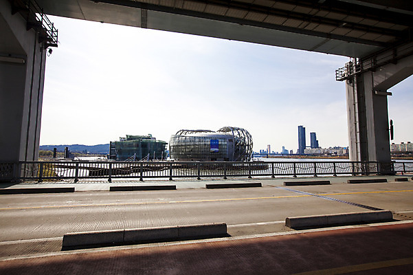 포토 JPG 주간 건축물 도로 하늘 서울 한국 풍경 사람없음 야외 강 한강 반포대교 가교 세빛섬 국내포토 자연요소 건축 아시아 길 섬 교통시설 다리_건축물 랜드마크 파일형식