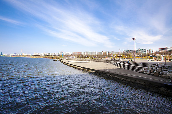 포토 JPG 주간 구름 하늘 서울 한국 풍경 사람없음 야외 강 한강 고수부지 반포대교 국내포토 자연요소 아시아 다리_건축물 랜드마크 파일형식