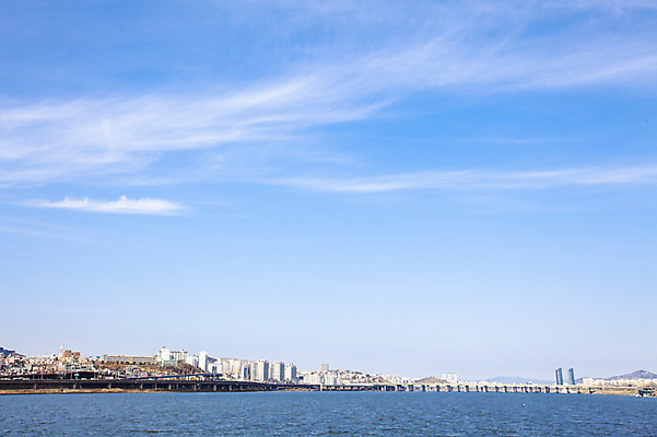 포토 JPG 주간 구름 하늘 서울 한국 풍경 사람없음 야외 강 한강 고수부지 반포대교 국내포토 자연요소 아시아 다리_건축물 랜드마크 파일형식