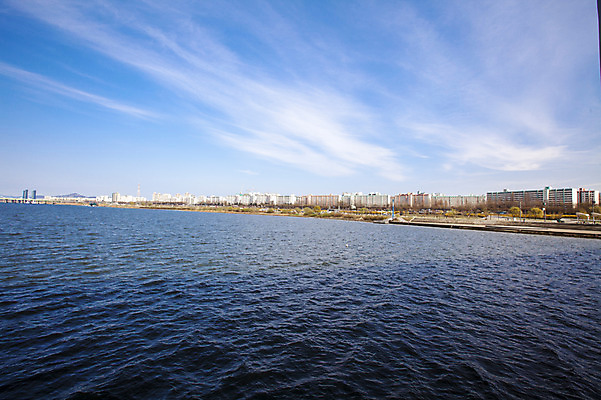 포토 JPG 주간 구름 하늘 서울 한국 풍경 사람없음 야외 건물 강 한강 반포대교 국내포토 자연요소 건축물 아시아 다리_건축물 랜드마크 파일형식