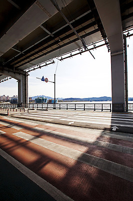 포토 JPG 주간 하늘 서울 한국 그림자 풍경 사람없음 야외 횡단보도 한강 반포대교 가교 국내포토 자연요소 건축물 아시아 다리_건축물 보행로 랜드마크 파일형식