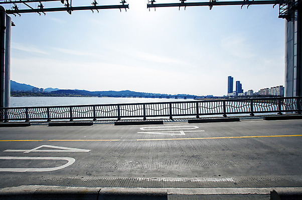 포토 JPG 주간 구름 도로 하늘 서울 한국 풍경 사람없음 야외 햇빛 한강 반포대교 가교 국내포토 자연요소 건축물 아시아 길 교통시설 태양 다리_건축물 랜드마크 파일형식