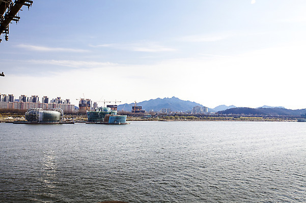 포토 JPG 주간 구름 건축물 하늘 서울 한국 풍경 사람없음 야외 강 한강 반포대교 세빛섬 국내포토 자연요소 건축 아시아 섬 다리_건축물 랜드마크 파일형식