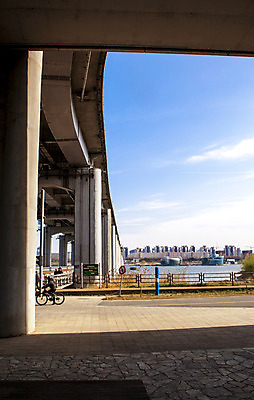 포토 JPG 주간 구름 하늘 서울 한국 한명 사람 풍경 야외 자전거 승차 한강 고수부지 반포대교 가교 국내포토 자연요소 1 건축물 아시아 모션 바이크 다리_건축물 랜드마크 파일형식