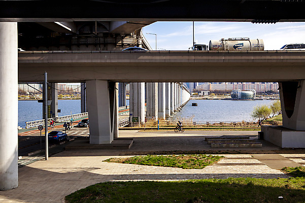 포토 JPG 주간 자동차 하늘 서울 한국 풍경 사람없음 야외 자전거 승차 한강 고수부지 반포대교 가교 세빛섬 국내포토 자연요소 건축물 아시아 육상교통 섬 모션 바이크 다리_건축물 랜드마크 파일형식