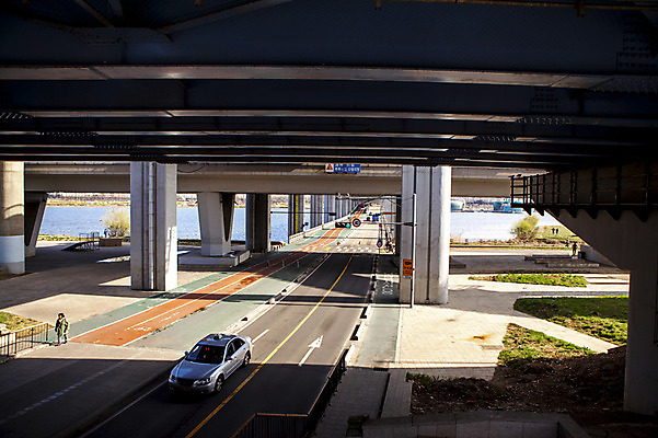 포토 JPG 주간 도로 자동차 서울 한국 사람 풍경 야외 횡단보도 한강 고수부지 반포대교 가교 국내포토 자연요소 건축물 아시아 길 육상교통 교통시설 다리_건축물 보행로 랜드마크 파일형식