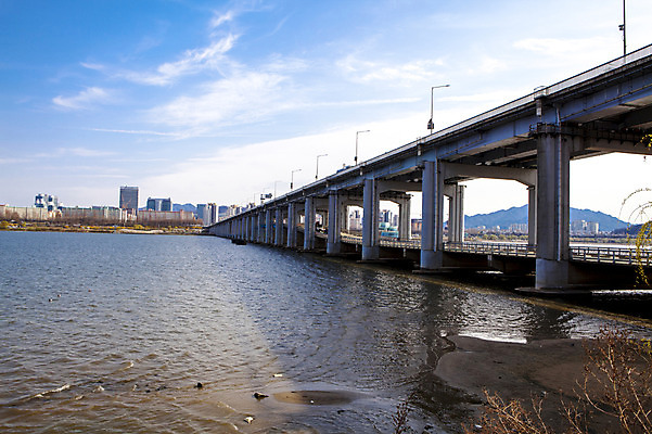 포토 JPG 주간 구름 하늘 서울 한국 풍경 사람없음 야외 한강 고수부지 반포대교 가교 국내포토 자연요소 건축물 아시아 다리_건축물 랜드마크 파일형식