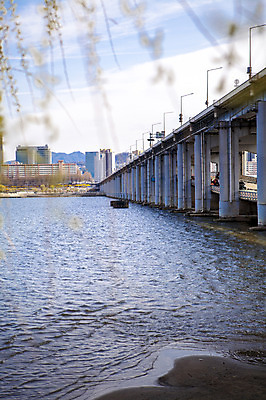 포토 JPG 주간 구름 하늘 서울 한국 풍경 사람없음 야외 강 한강 고수부지 반포대교 가교 국내포토 자연요소 건축물 아시아 다리_건축물 랜드마크 파일형식