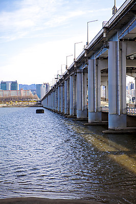 포토 JPG 주간 구름 하늘 서울 한국 풍경 사람없음 야외 강 한강 고수부지 반포대교 가교 국내포토 자연요소 건축물 아시아 다리_건축물 랜드마크 파일형식