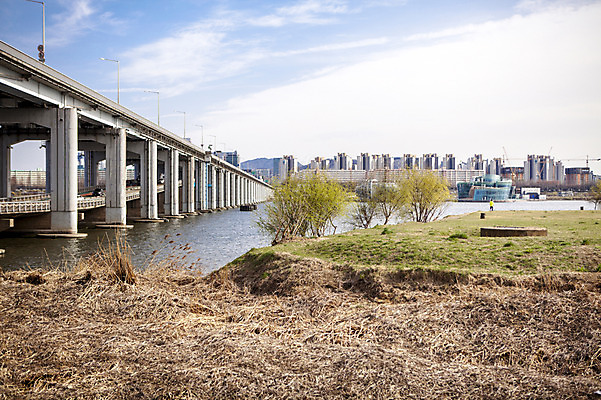 포토 JPG 주간 구름 하늘 서울 한국 풍경 사람없음 야외 한강 고수부지 반포대교 가교 세빛섬 국내포토 자연요소 건축물 아시아 섬 다리_건축물 랜드마크 파일형식
