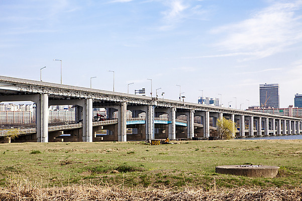 포토 JPG 주간 구름 하늘 서울 한국 풍경 사람없음 야외 한강 고수부지 반포대교 가교 국내포토 자연요소 건축물 아시아 다리_건축물 랜드마크 파일형식