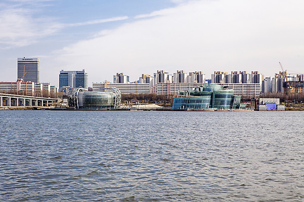 포토 JPG 주간 구름 건축물 하늘 서울 한국 풍경 사람없음 야외 건물 강 한강 반포대교 세빛섬 국내포토 자연요소 건축 아시아 섬 다리_건축물 랜드마크 파일형식