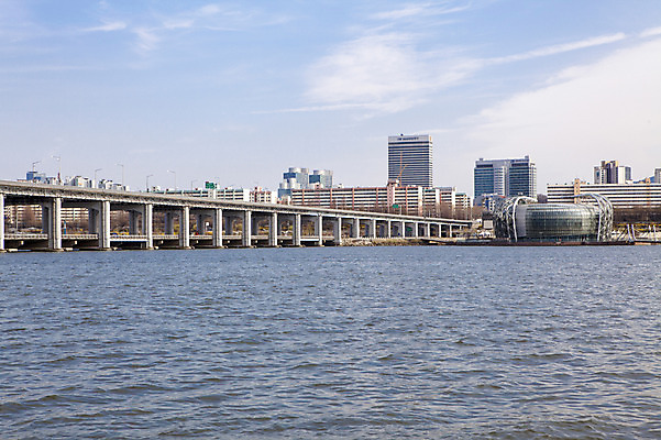 포토 JPG 주간 구름 건축물 하늘 서울 한국 풍경 사람없음 야외 강 한강 반포대교 가교 세빛섬 국내포토 자연요소 건축 아시아 섬 다리_건축물 랜드마크 파일형식