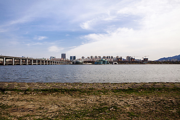 포토 JPG 주간 구름 하늘 서울 한국 풍경 사람없음 야외 한강 반포대교 가교 세빛섬 국내포토 자연요소 건축물 아시아 섬 다리_건축물 랜드마크 파일형식