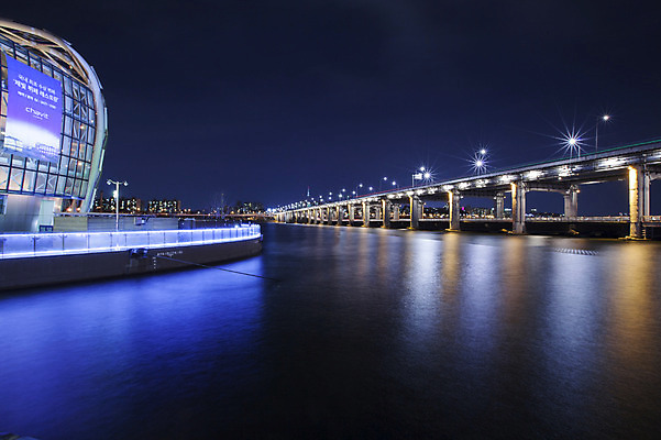포토 JPG 건축물 야경 서울 한국 사람없음 야외 빛 강 한강 반포대교 가교 세빛섬 국내포토 건축 아시아 섬 다리_건축물 야간 랜드마크 파일형식 풍경_경치